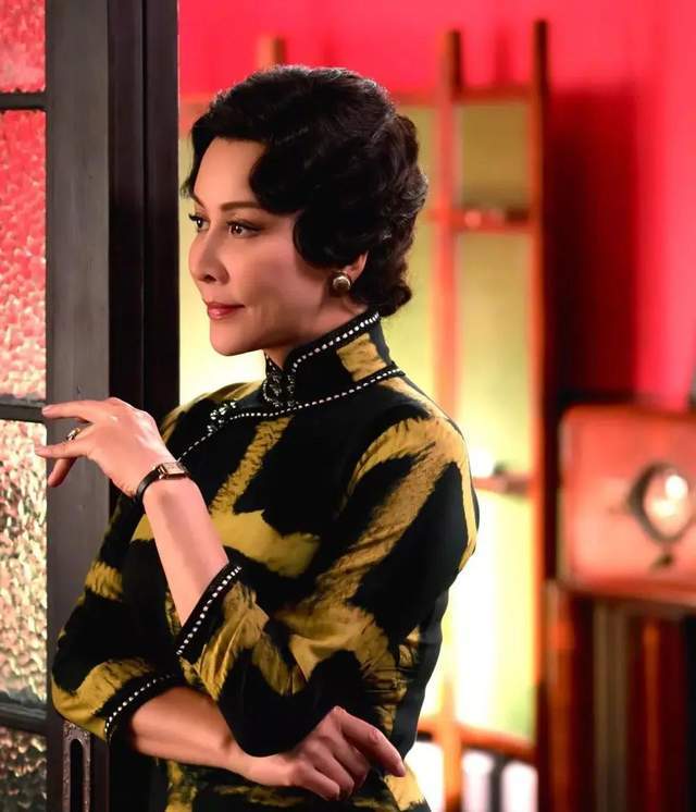 还有大上海女性的旗袍文化,刘嘉玲都无一不恰到好处的再现东方女性的