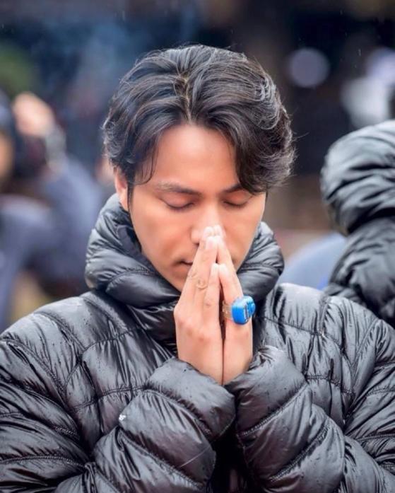 周迅与陈坤罕同框扎丸子头发际线感人44岁陈坤头发凌乱似鸟窝