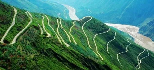 巴拉格宗山路这是斯那定珠在香格里拉大峡谷内倾其所有修建的盘山公路