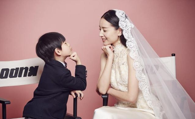 40岁董洁晒娃招黑亲子照拍成婚纱照动作亲密惹争议