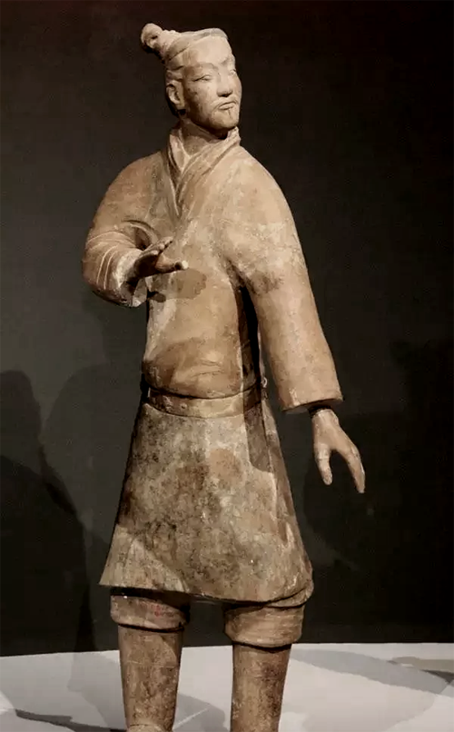 赋》在服装道具方面着实用心,剧组按照秦陵兵马俑对大秦兵士的着装