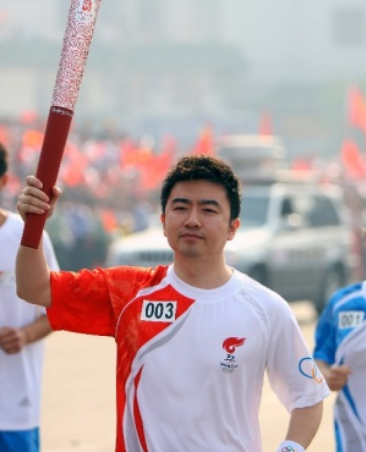 4天前,前央视主持芮成钢出狱,喜获新身份,近照曝光判若两人_腾讯新闻