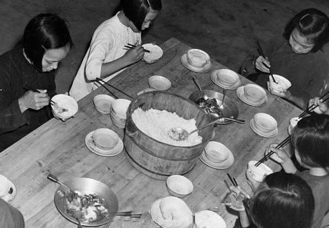 老照片:民国时期人们吃饭旧照,贫穷的让人忍不住想哭!