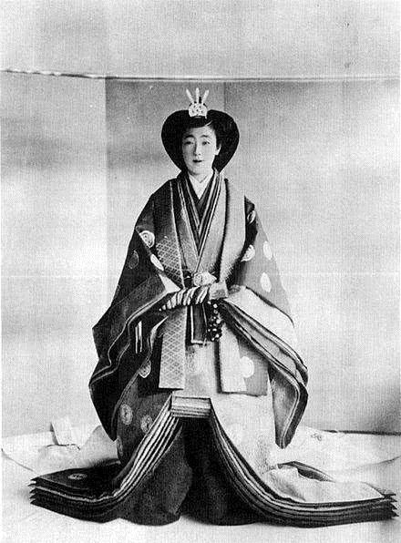 她是日本最漂亮皇后却因长得漂亮苦恼不已于是便做了一个残酷的决定