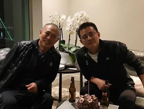 55岁李连杰和亲哥李连胜罕见合影,两人就
