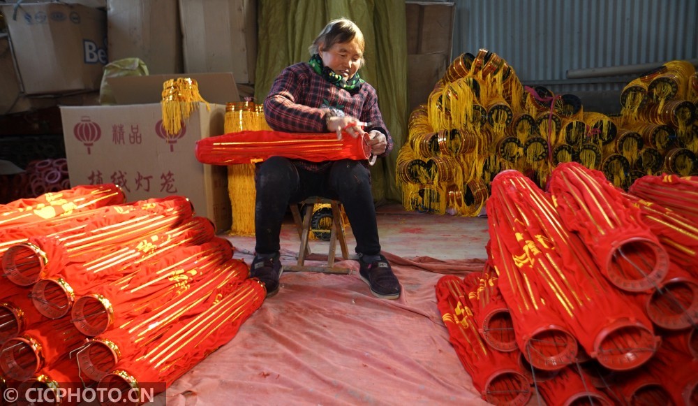 河南长葛红灯笼点亮致富路