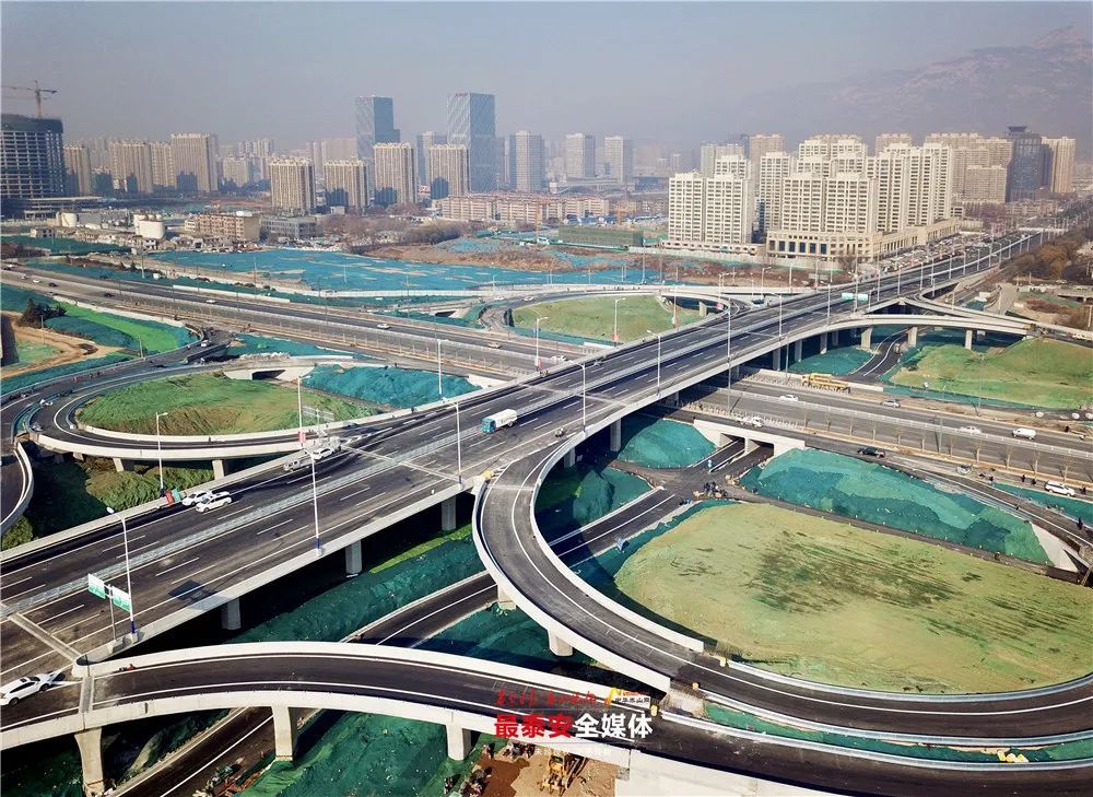 通了迎胜路南延青兰高速莱芜至泰安段泰安两条重量级道路今天通车