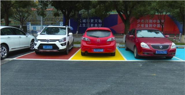 台州出现彩色停车场花里胡哨的红黄蓝你喜欢吗