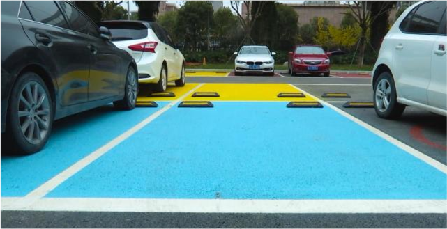 台州出现彩色停车场花里胡哨的红黄蓝你喜欢吗