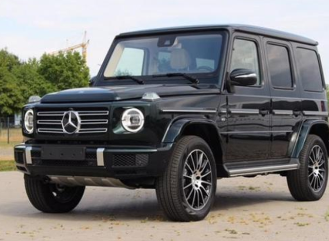 白富美为求爱,买300万奔驰送男友,网友:还缺男朋友吗