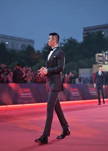 特种兵专业户任天野亮相红毯183身材比例绝佳被嘲不红不认识