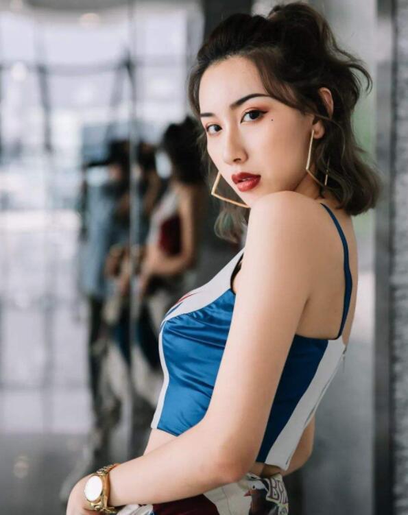 第一条微博是对男友徐寅汉表达恨意,还连续说了三