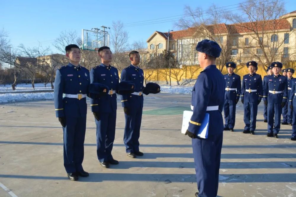 通辽支队库伦旗中队严密组织队容风纪检查提振精气神