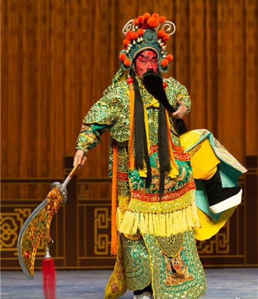 关羽穿绿衣绿帽的形象,最早出现于元代戏曲舞台上,而脸谱被定为"红色"