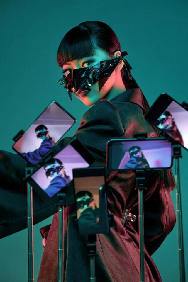 楚晴jasmine sokko的新ep《新乐园made in future》中讲述了一个女孩