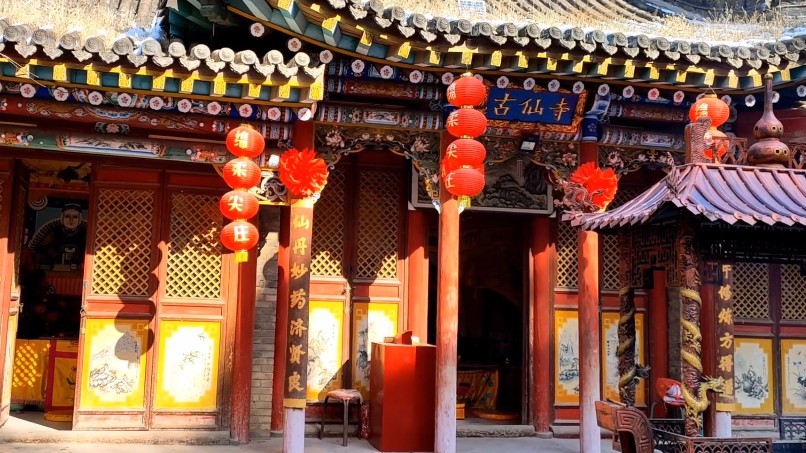 五台山有座寺庙很别致庙里有个狐仙洞放着红床和黄色绣花鞋