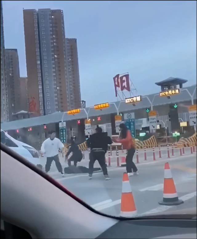 专业拳手高速路口10秒ko两人火爆网络原因妻子遭攻击