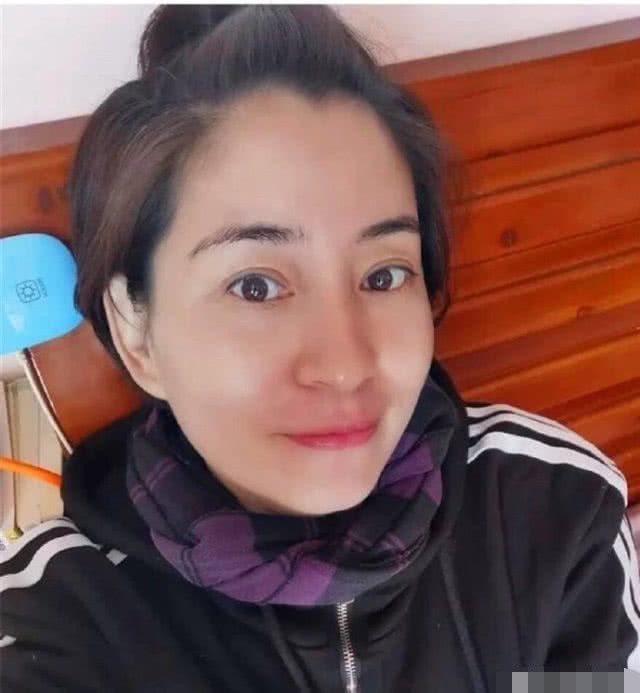 劳荣枝罕见生活照流露艺术家气质男友她是优雅的美妇人