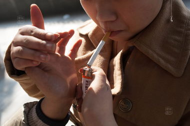 饭局上领导递两根烟接哪根员工不懂4不规则当场心态崩了