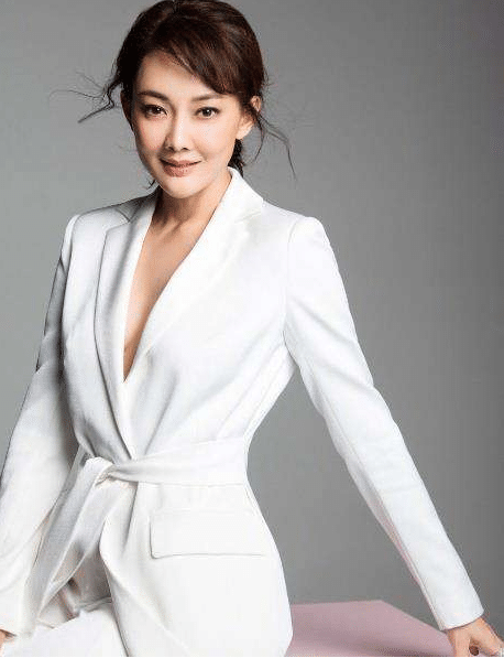 47岁的牛莉多有魅力?看她的健身照,活成了男人的心头肉!