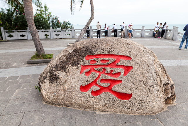 三亚必打卡景点之一,不去会记挂去了会后悔,很多人排队看石头