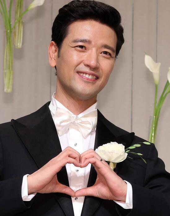 演员裴秀彬被曝离婚获经纪公司承认六年感情破裂令人遗憾