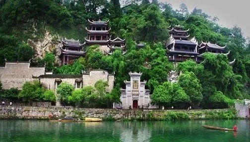 我与一群文友来到了位于浙江省江山市坛石镇新叶村的"青龙洞"