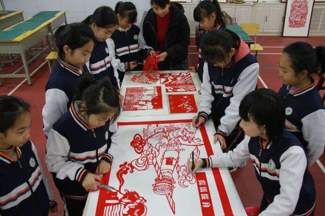 阳信小学生巧手剪纸嫦娥揽月祝贺嫦娥五号回家