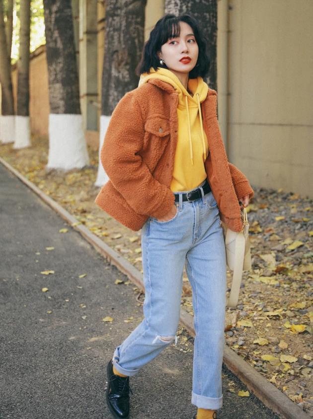 最近火了一种"复古暖色系"穿搭,好看洋气,冬天这么穿就对了