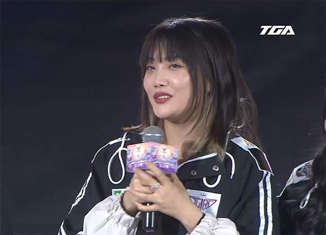 agirl成首支冠军女子战队现场落下金色的雨谁还敢说女生打游戏菜