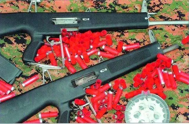 图:泵动式霰弹枪如今也就凑合用,真打仗用的弹匣或者弹鼓的霰弹枪弹药