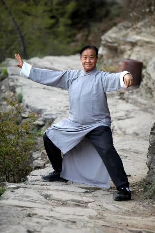 国家级代表性传承人朱天才(魏跃华拍)陈潇红剪纸