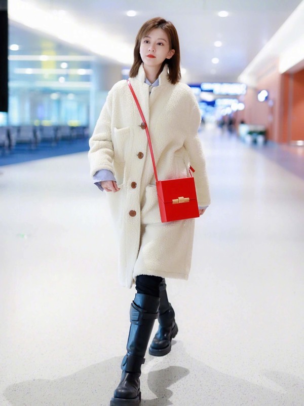 乔欣太会穿了,缎面大衣配中筒靴手机包,变身职场甜美小姐姐_腾讯新闻