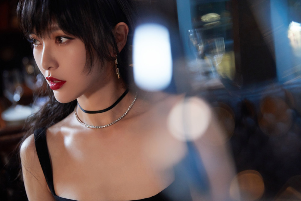 唐嫣港风卷发小黑裙现身活动,大长腿超吸睛,又酷又魅风情万种_腾讯