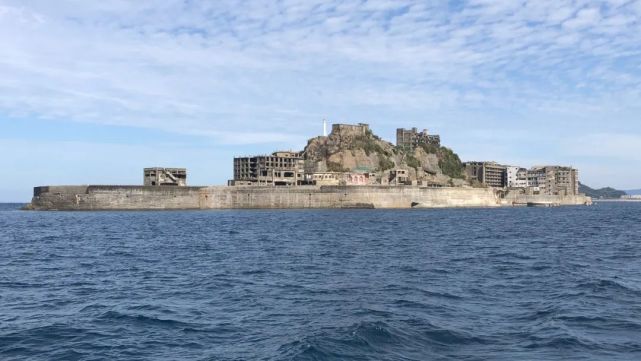 日本军舰岛一座废弃的无人岛现在是热门观光地岛上废墟遍地
