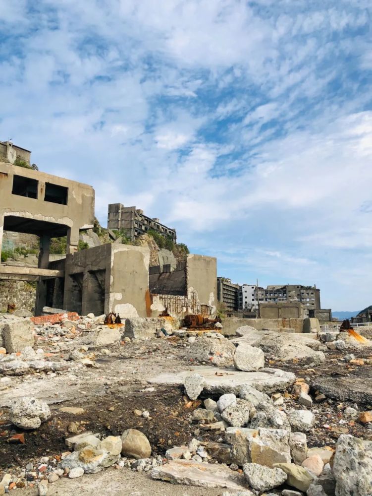 日本軍艦島一座廢棄的無人島現在是熱門觀光地島上廢墟遍地