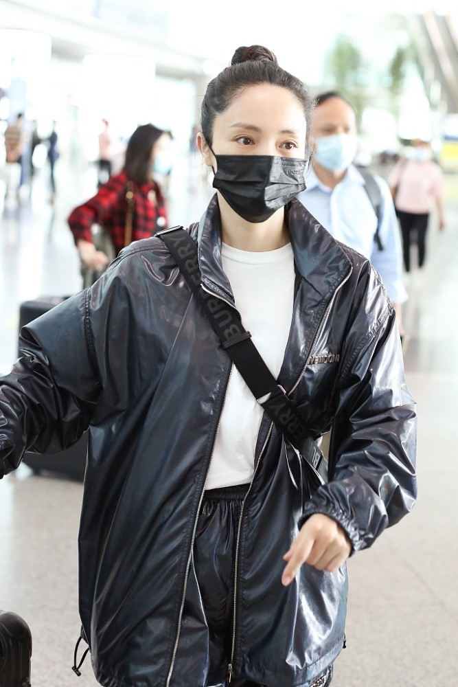 董璇街拍we11done皮夹克短皮裤vans球鞋帅气酷黑