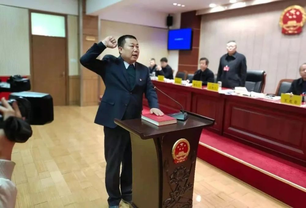 会议投票表决孟军为巨鹿县卫生健康局局长,薄东平为孟军颁发任命书.