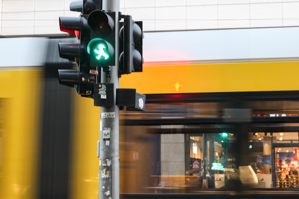 2020年11月20日,在德国首都柏林,一辆有轨电车从行人信号灯旁驶过.