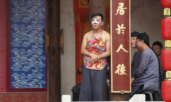 19岁那年,宋小宝去看二人转表演,被焦小龙看中收为徒弟,2007年,宋小宝