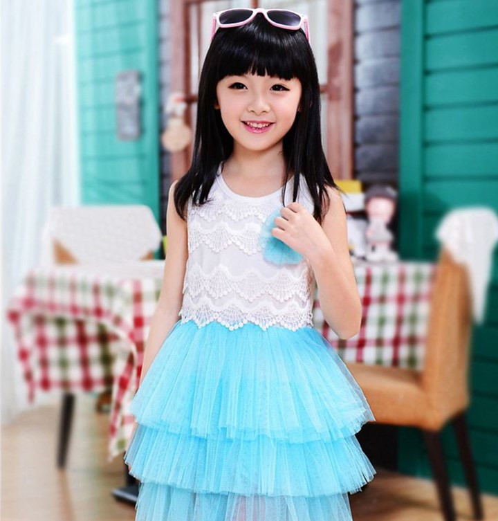 幼儿园"高颜值女孩"火了,人群中脱颖而出,网友:天生的女主