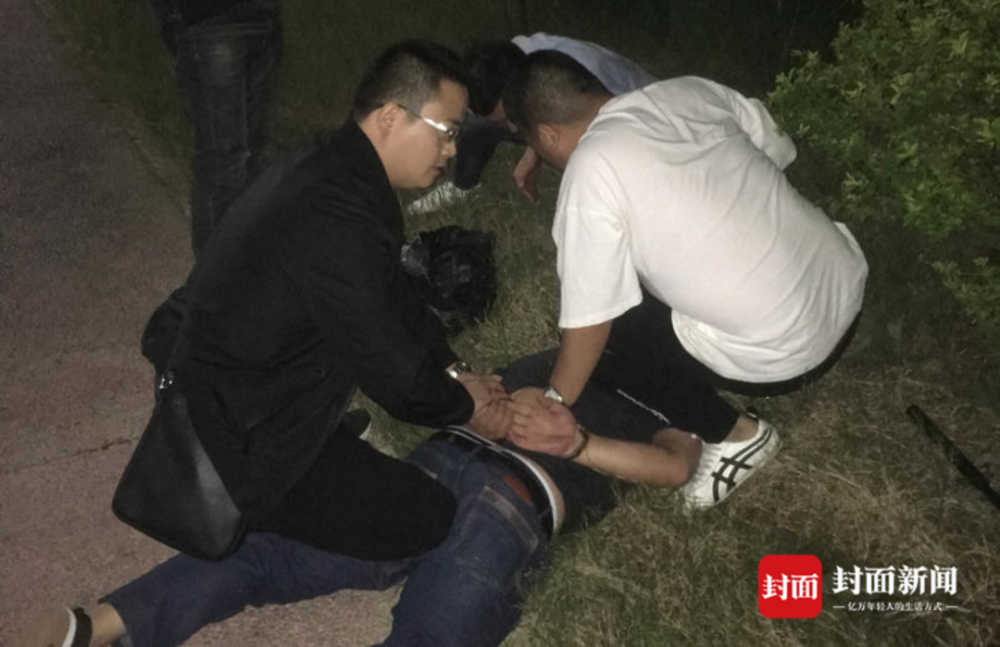 从小立志抓坏人老人被抢100多元他半夜登峨嵋山顶抓人