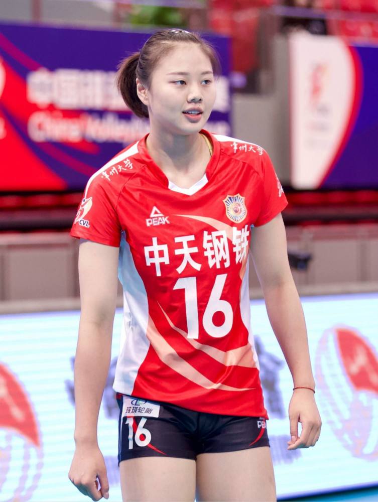 并以干脆利落的右翼进攻屡屡撕开对手防线,令美国队的拦防顾此失彼