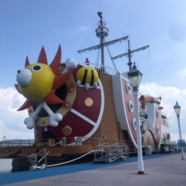 真实的万里阳光号,看起来很拉风,山治和路飞的大手办也很逼真|海贼船