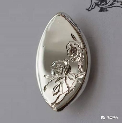 金属錾刻雕刻早期使用木头的圆把,用小锤子加力刻刀的方法与錾刻也很