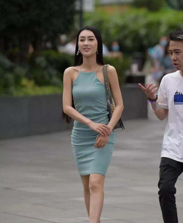 纸片人 怎么穿好看 纯粹利用自身的优势 便可以傲视群雄 纸片人 穿搭 喇叭裤 连衣裙 修身