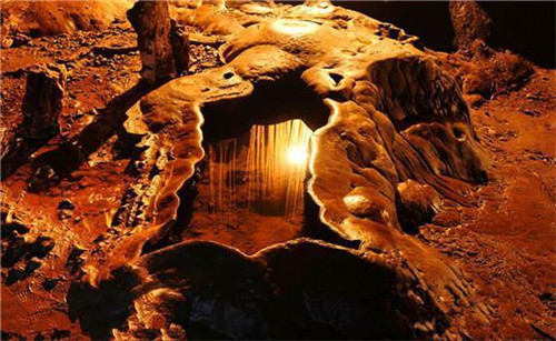 湖南一山洞发现"真龙",村民不敢靠近,专家:它至少躺了上亿年