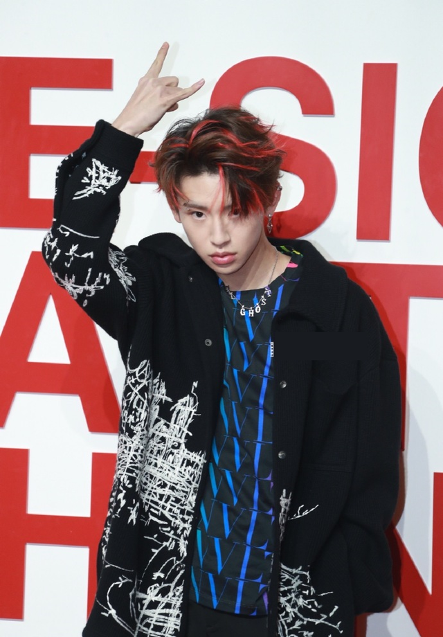 另一位男偶像是小鬼,他选的衣服比较嘻哈,摆的动作还有点中二,看起来