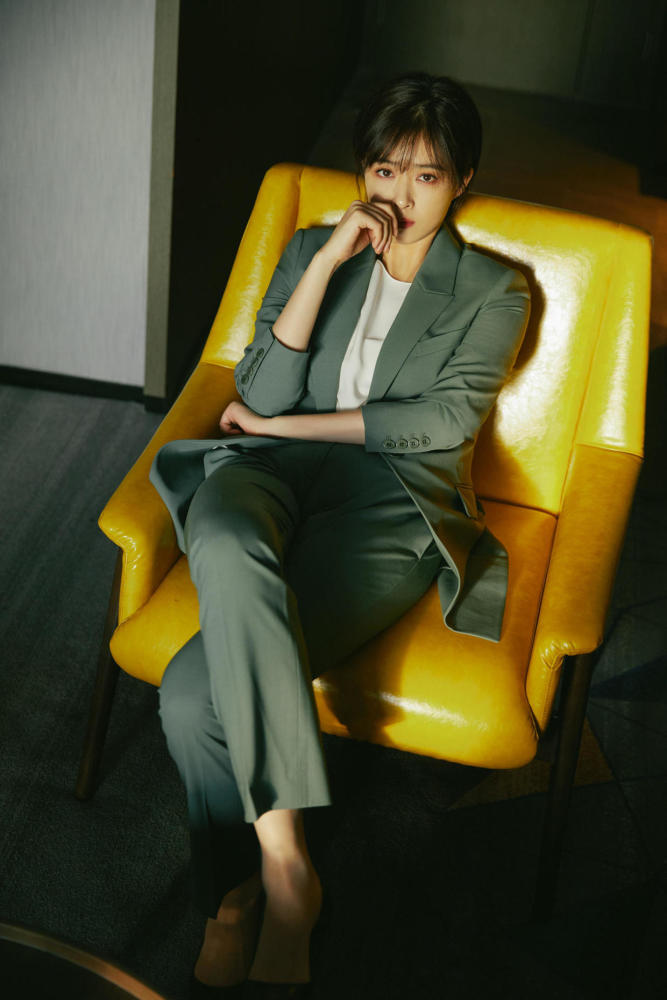 蒋欣真会穿一件格子灰色西装搭配紧身牛仔长裤减龄又洋气