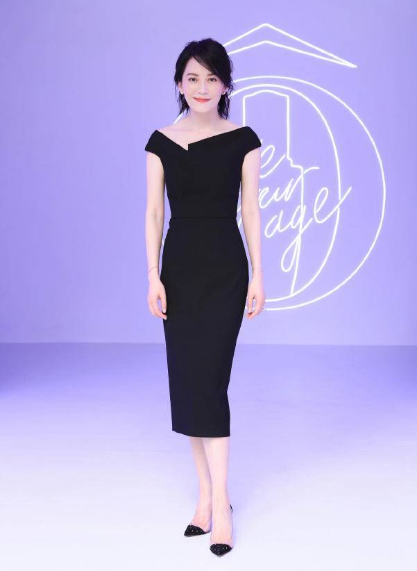 49岁俞飞鸿爱穿显老"黑",10套黑裙造型,黑色的优雅高级这样穿_腾讯